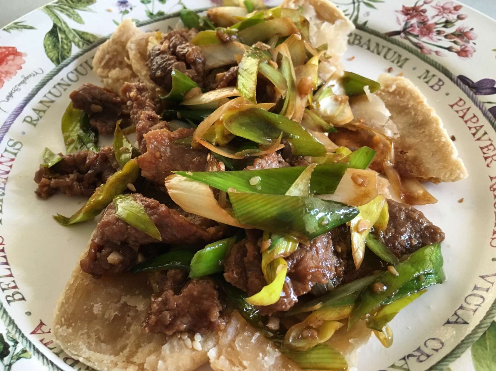 Veal with onions and leeks on sesame buns